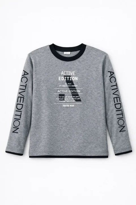 Remera de niño combinada en cuello, mangas y cintura con triple estampa en frente y mangas