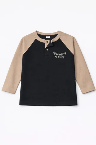 Remera de varon manga rangla combinada, con botones y bordado al tono  - Vista 5