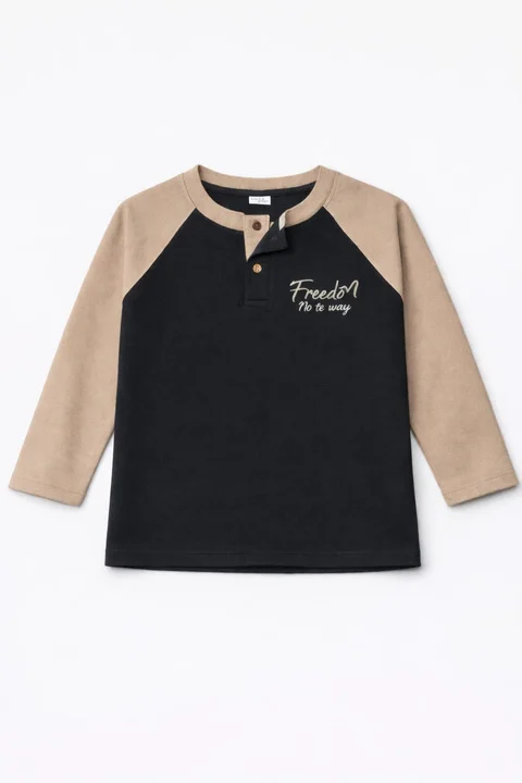 Remera de varon manga rangla combinada, con botones y bordado al tono 