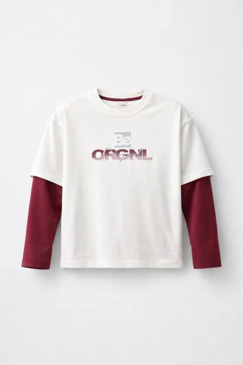 Remera semi oversize con sobremanga caida combinada con estampa degrade