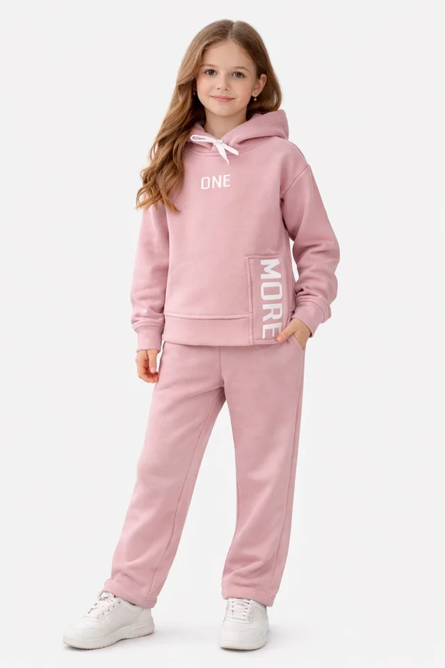 Buzo de friza de niña con capucha y apertura con estampa ¨one more¨