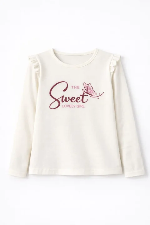 Remera de nena manga larga con volados en hombros y estampa “sweet” en relieve