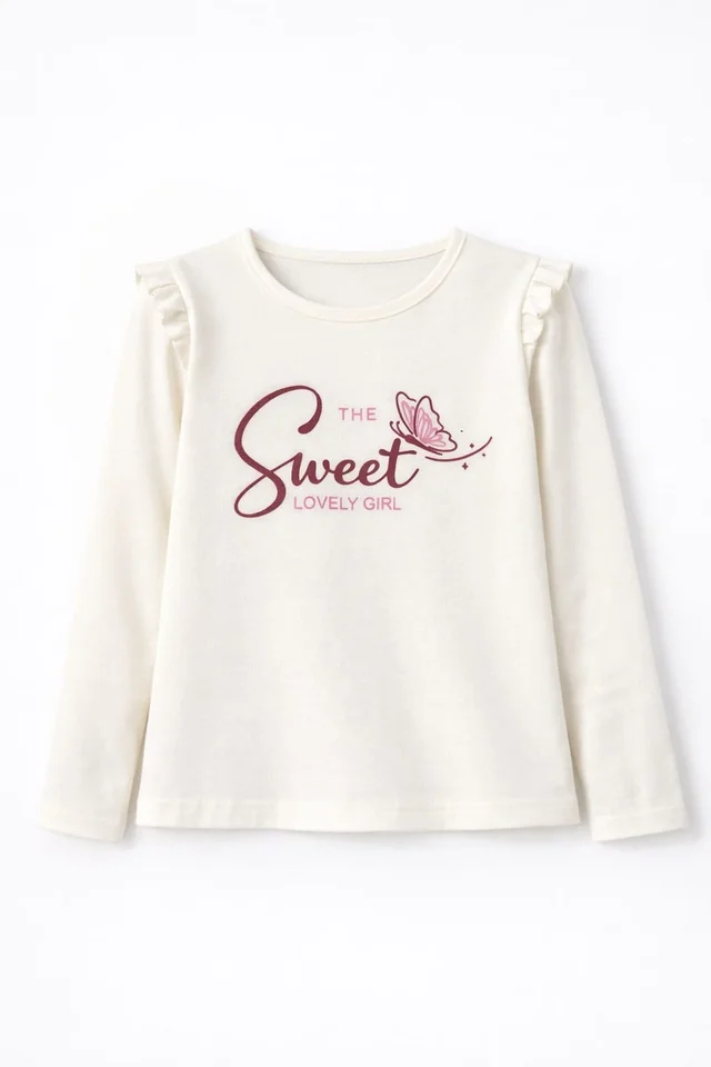 Remera de nena manga larga con volados en hombros y estampa “sweet” en relieve