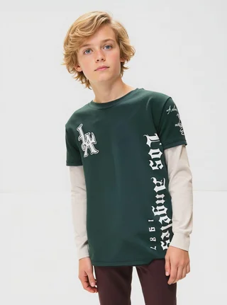 Remera de niño con sobremanga combinada estilo urbano con estampa en frente y manga ¨los angeles¨ - Vista 1
