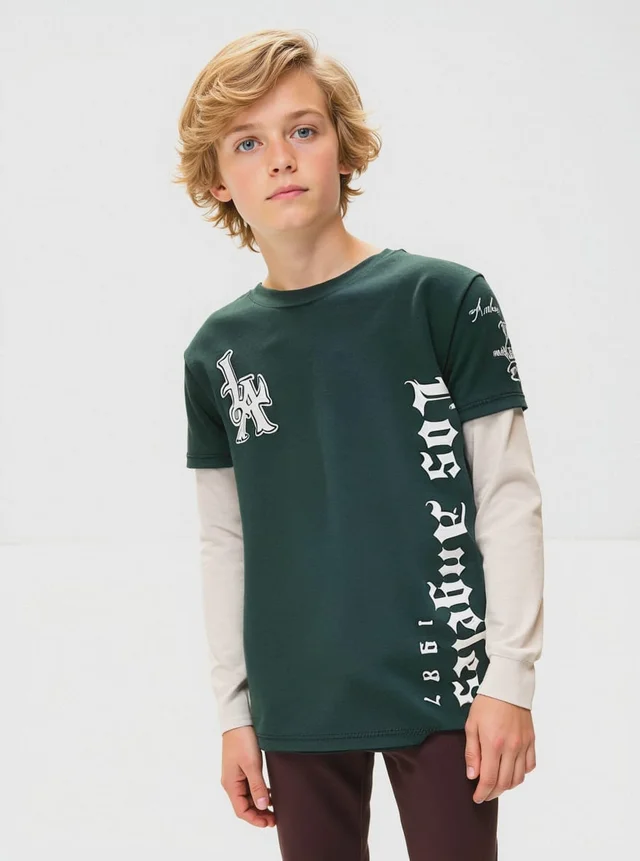 Remera de niño con sobremanga combinada estilo urbano con estampa en frente y manga ¨los angeles¨