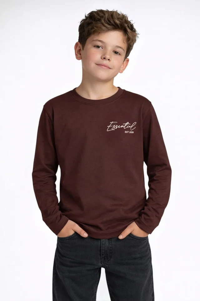 Remera con triple estampa en frente, espalda y mangas que forman ¨private¨