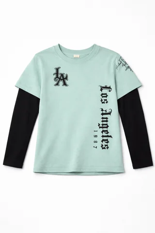 Remera de niño con sobremanga combinada estilo urbano con estampa en frente y manga ¨los angeles¨ - Vista 5
