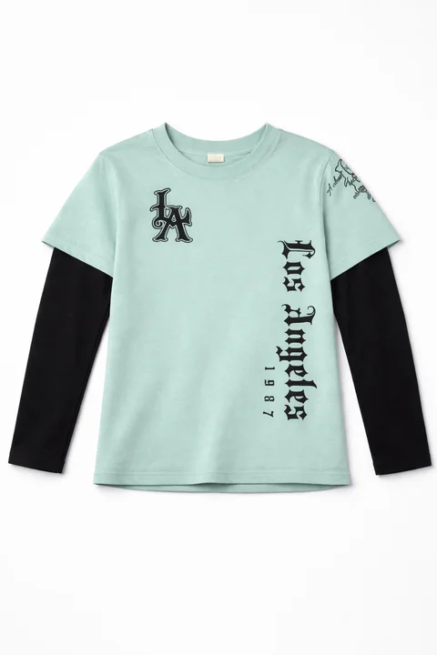 Remera de niño con sobremanga combinada estilo urbano con estampa en frente y manga ¨los angeles¨
