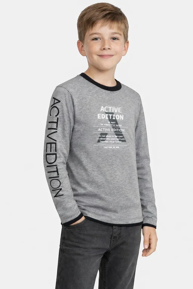 Remera de niño combinada en cuello, mangas y cintura con triple estampa en frente y mangas