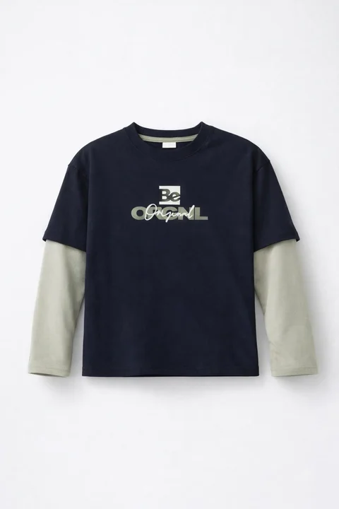 Remera semi oversize con sobremanga caida combinada con estampa degrade