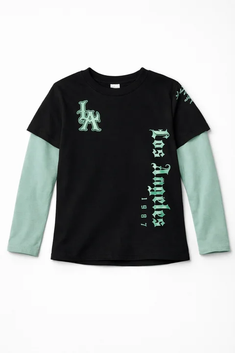 Remera de niño con sobremanga combinada estilo urbano con estampa en frente y manga ¨los angeles¨