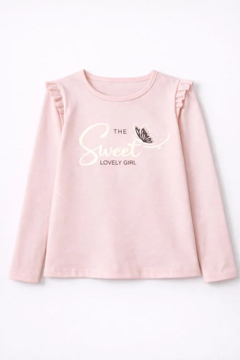 Remera de nena manga larga con volados en hombros y estampa “sweet” en relieve