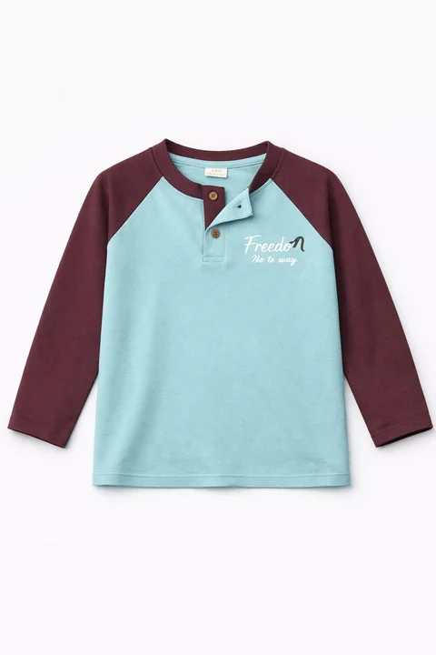 Remera de varon manga rangla combinada, con botones y bordado al tono 