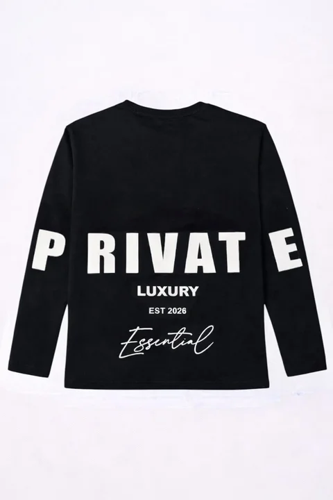 Remera con triple estampa en frente, espalda y mangas que forman ¨private¨