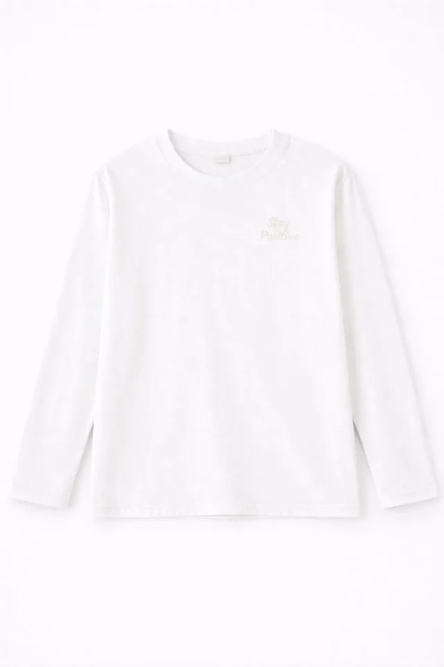 Remera de niño manga larga lisa con bordado “Stay Positive” al tono