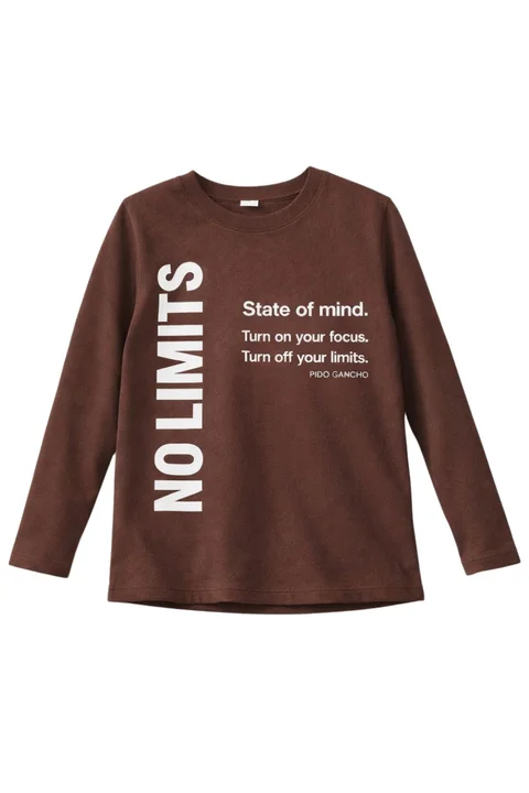 Remera manga larga de varón con estampa vertical en frente ¨no limits¨