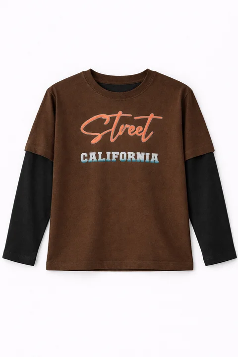 Remera teen con sobremanga combinada con estampa ¨street¨ en relieve al tono