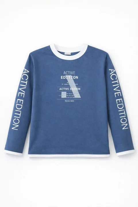 Remera de niño combinada en cuello, mangas y cintura con triple estampa en frente y mangas