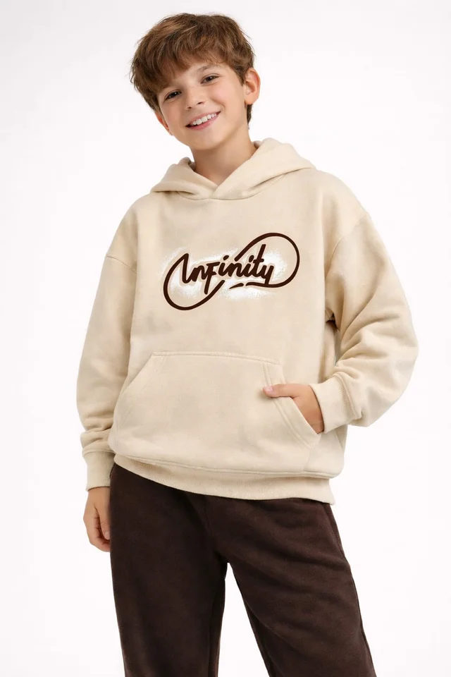 Buzo de niño de friza oversize con hombros caidos, con capucha y estampa “infinity”