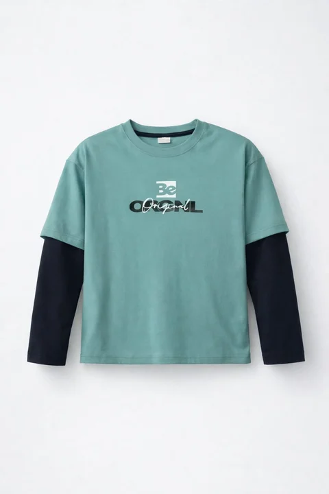 Remera semi oversize con sobremanga caida combinada con estampa degrade