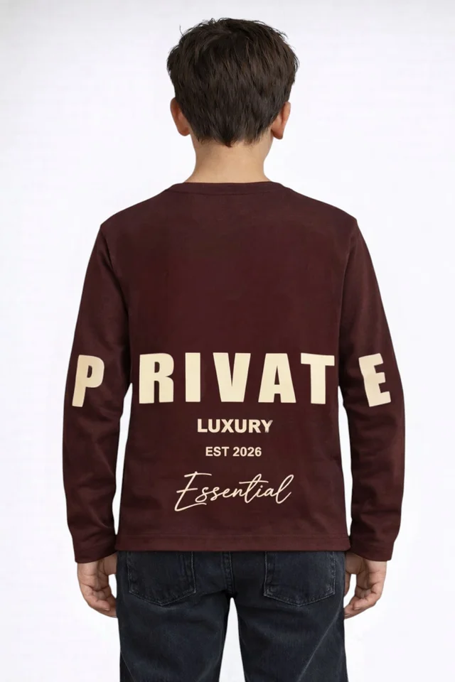 Remera con triple estampa en frente, espalda y mangas que forman ¨private¨