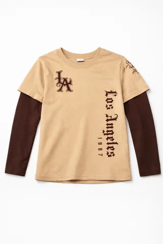 Remera de niño con sobremanga combinada estilo urbano con estampa en frente y manga ¨los angeles¨ - Vista 4