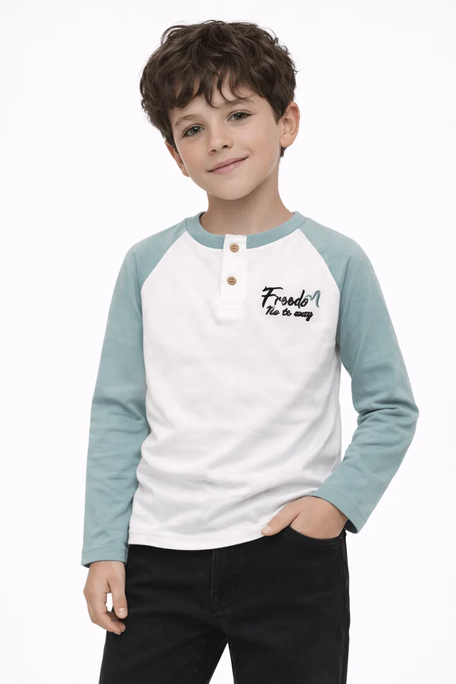 Remera de varon manga rangla combinada, con botones y bordado al tono 