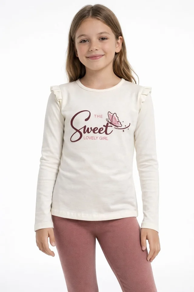 Remera de nena manga larga con volados en hombros y estampa “sweet” en relieve