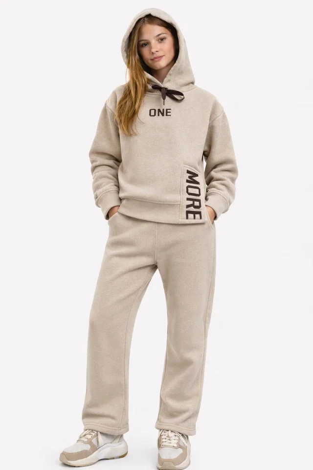 Buzo de friza teen con capucha y apertura con estampa ¨one more¨