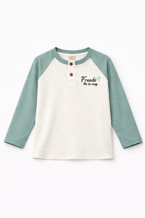 Remera de varon manga rangla combinada, con botones y bordado al tono 