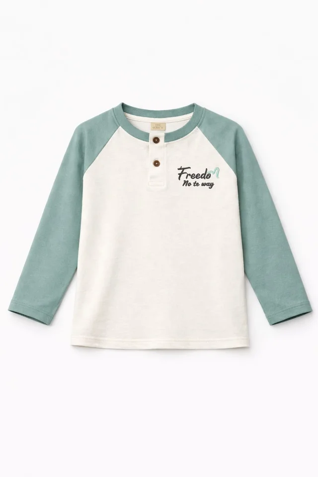 Remera de varon manga rangla combinada, con botones y bordado al tono 