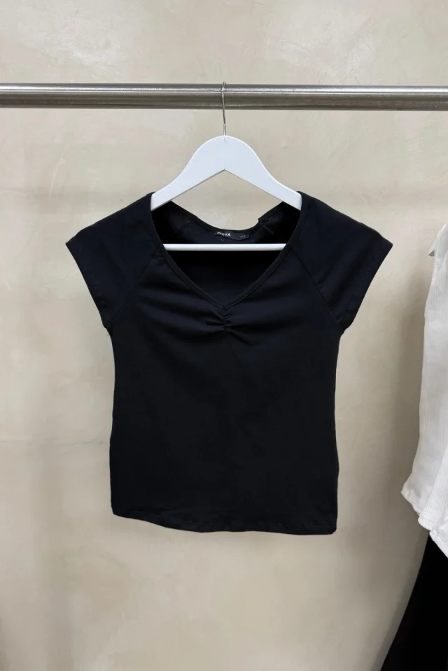 REMERA AKITA