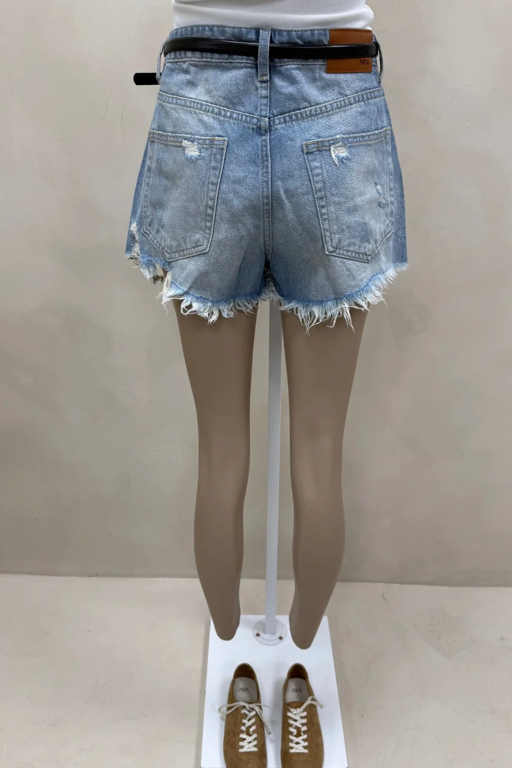 SHORT DENIM BIGOTES Y ROTURAS - 4