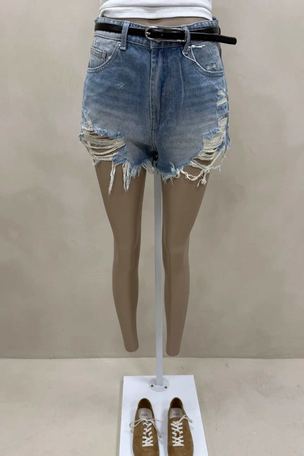 SHORT DENIM BIGOTES Y ROTURAS - 1