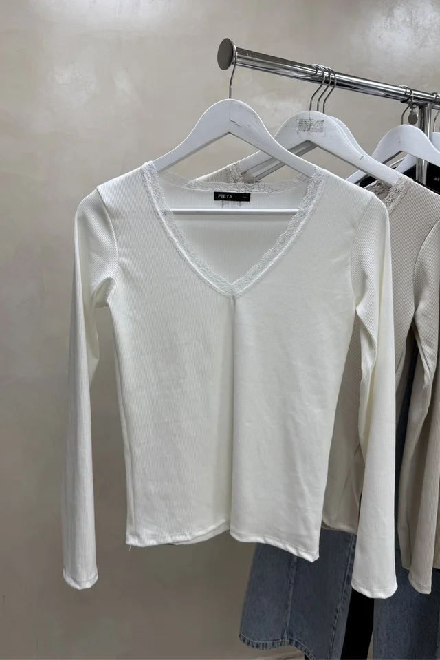 Camiseta Escote V con Puntilla