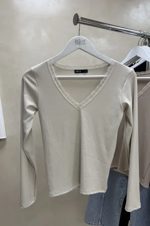 Camiseta Escote V con Puntilla