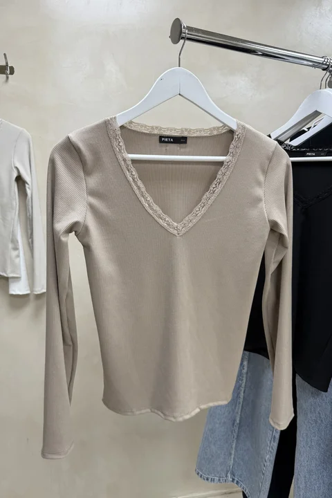 Camiseta Escote V con Puntilla