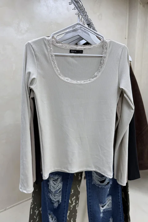 Camiseta Escote Redondo con Puntilla