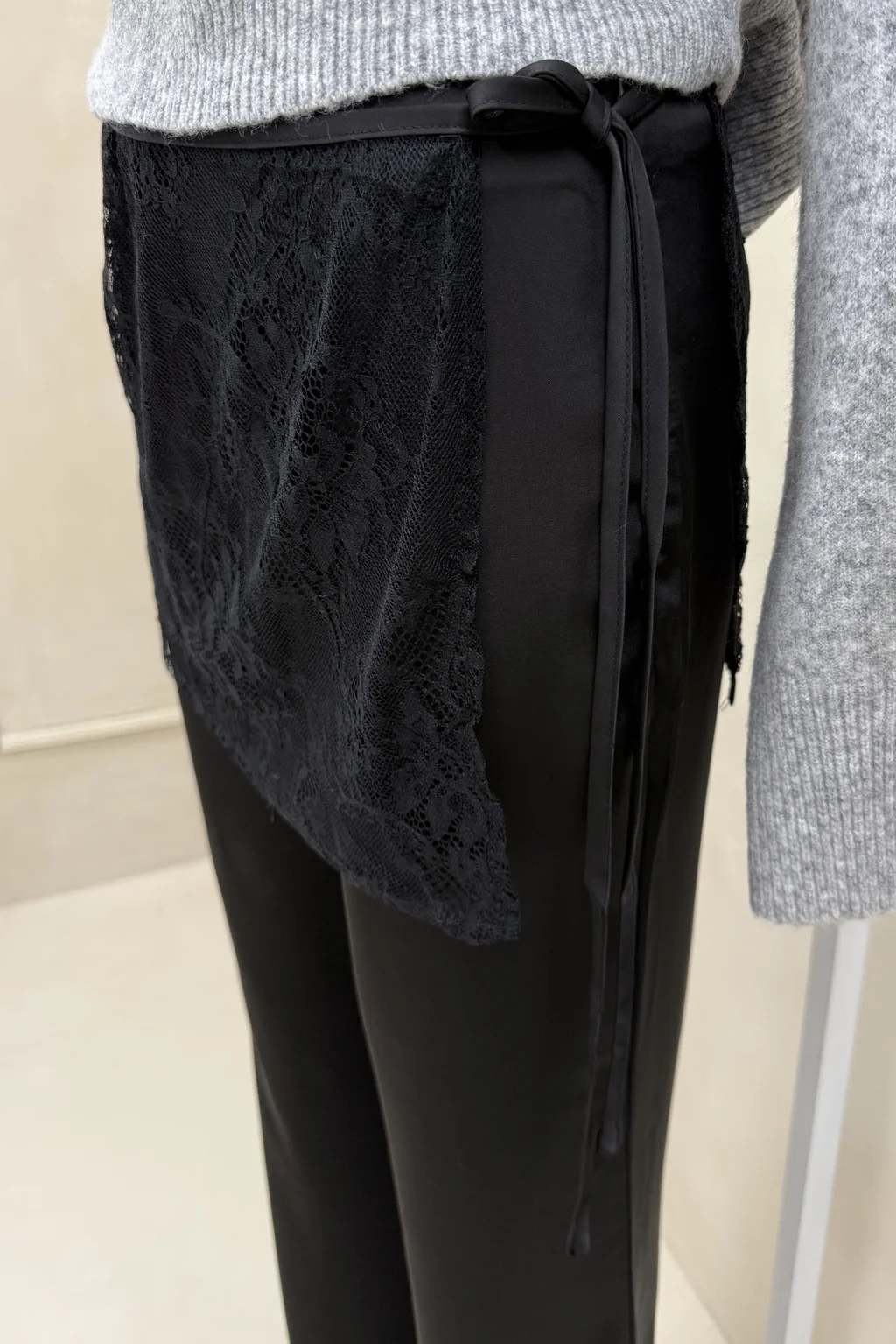 Pantaon Saten Sobrefalda Encaje - 4