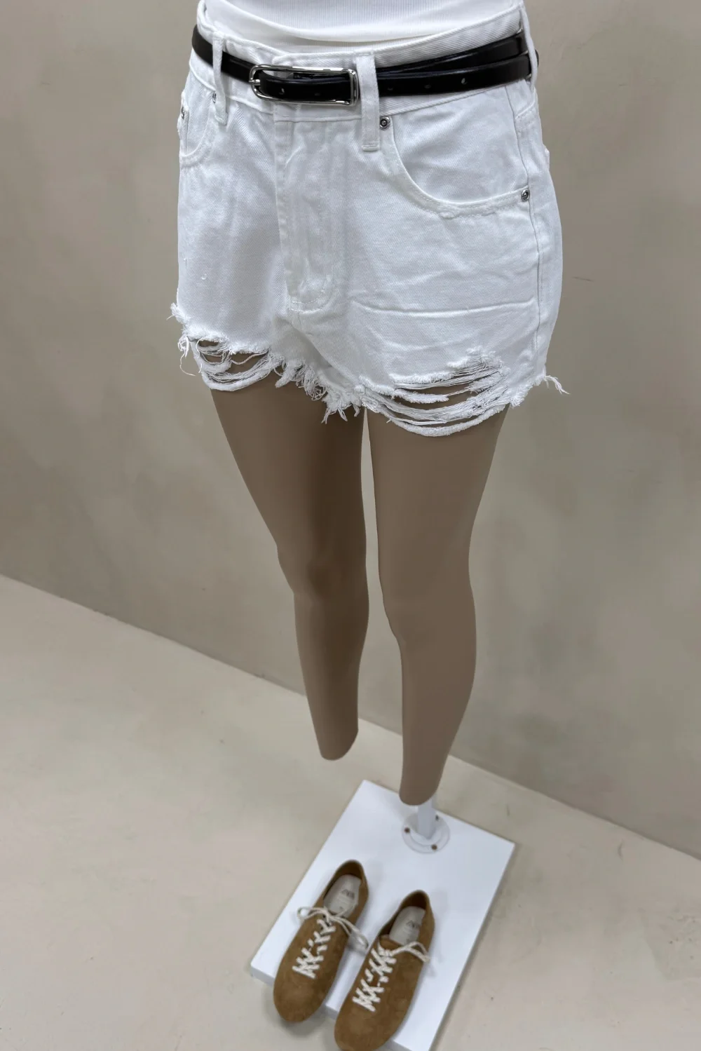 SHORT DENIM BLANCO ROTURAS - 2