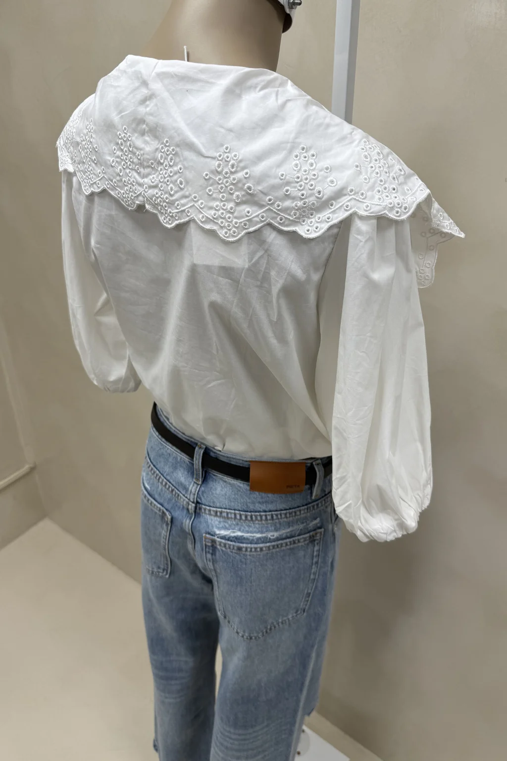 Blusa Babero Pico Bordado - 4