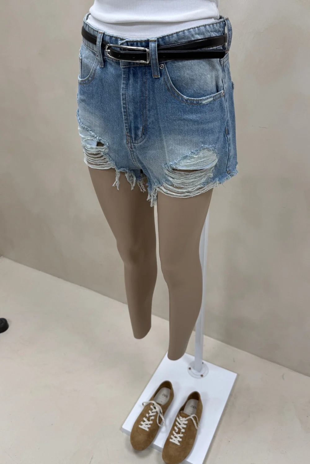 SHORT DENIM MATIZADO ROTURAS - 2