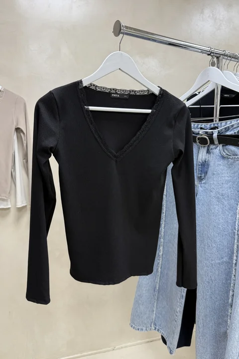 Camiseta Escote V con Puntilla