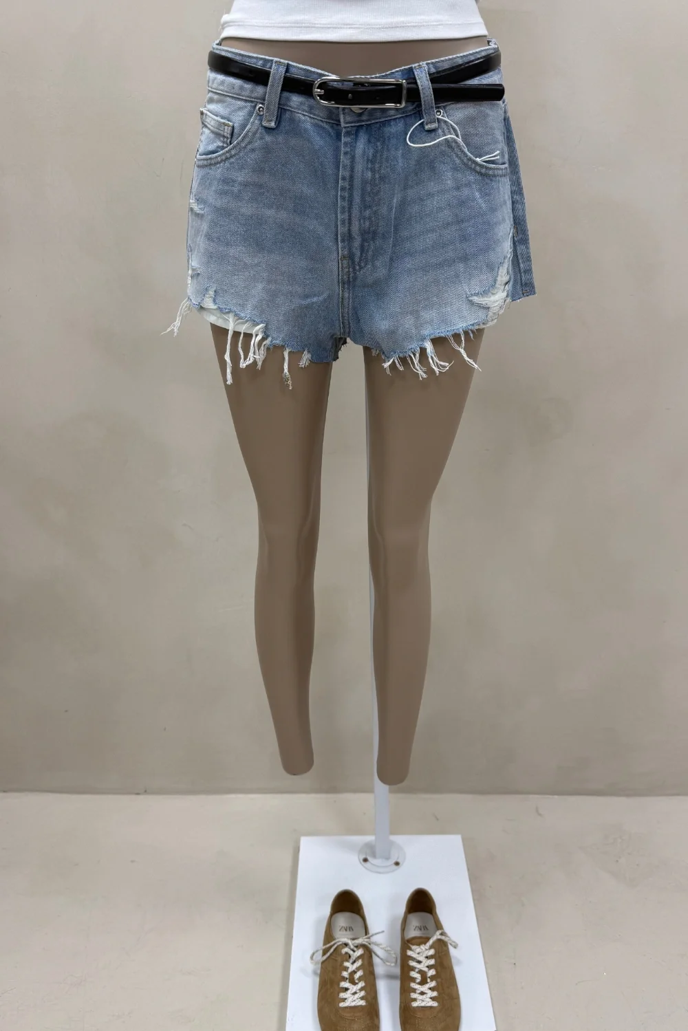 SHORT DENIM TIRO BAJO ROTURAS - 1