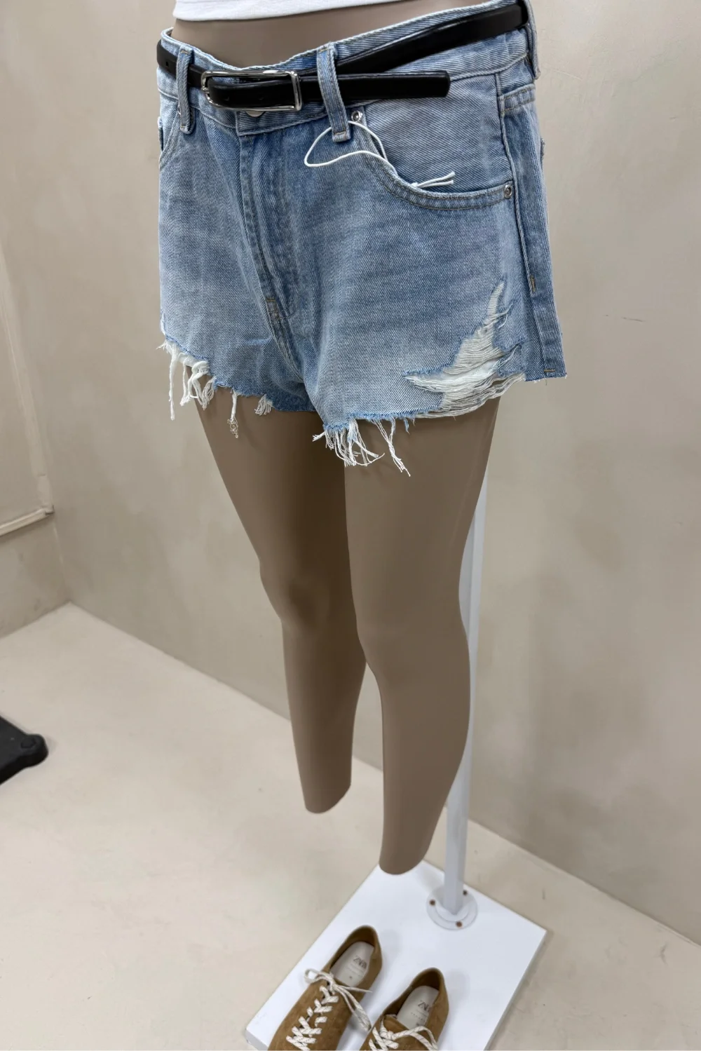 SHORT DENIM TIRO BAJO ROTURAS - 2