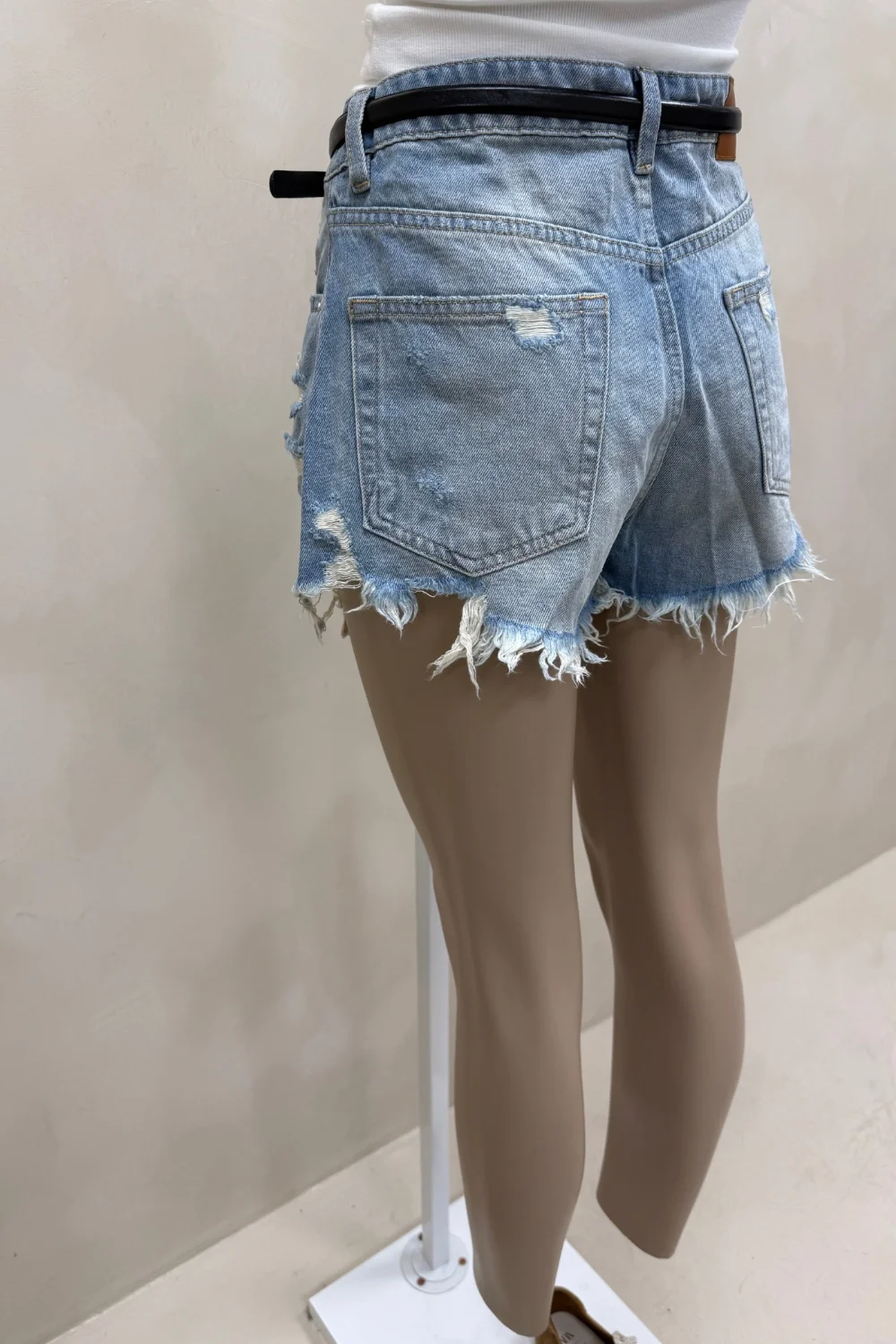 SHORT DENIM BIGOTES Y ROTURAS - 5