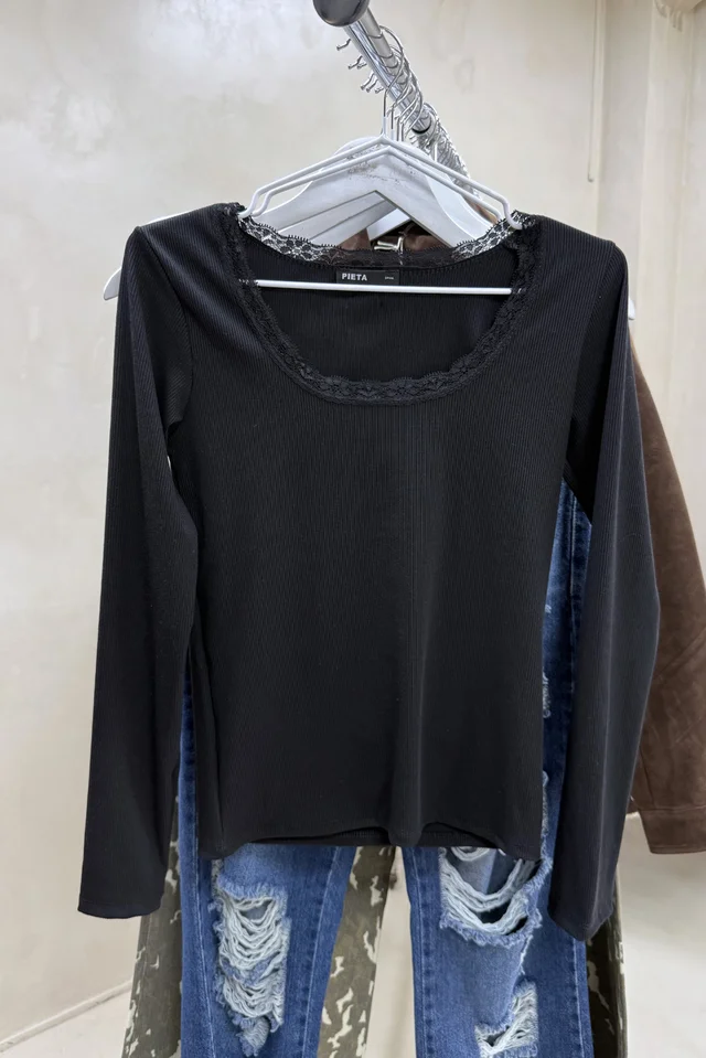 Camiseta Escote Redondo con Puntilla