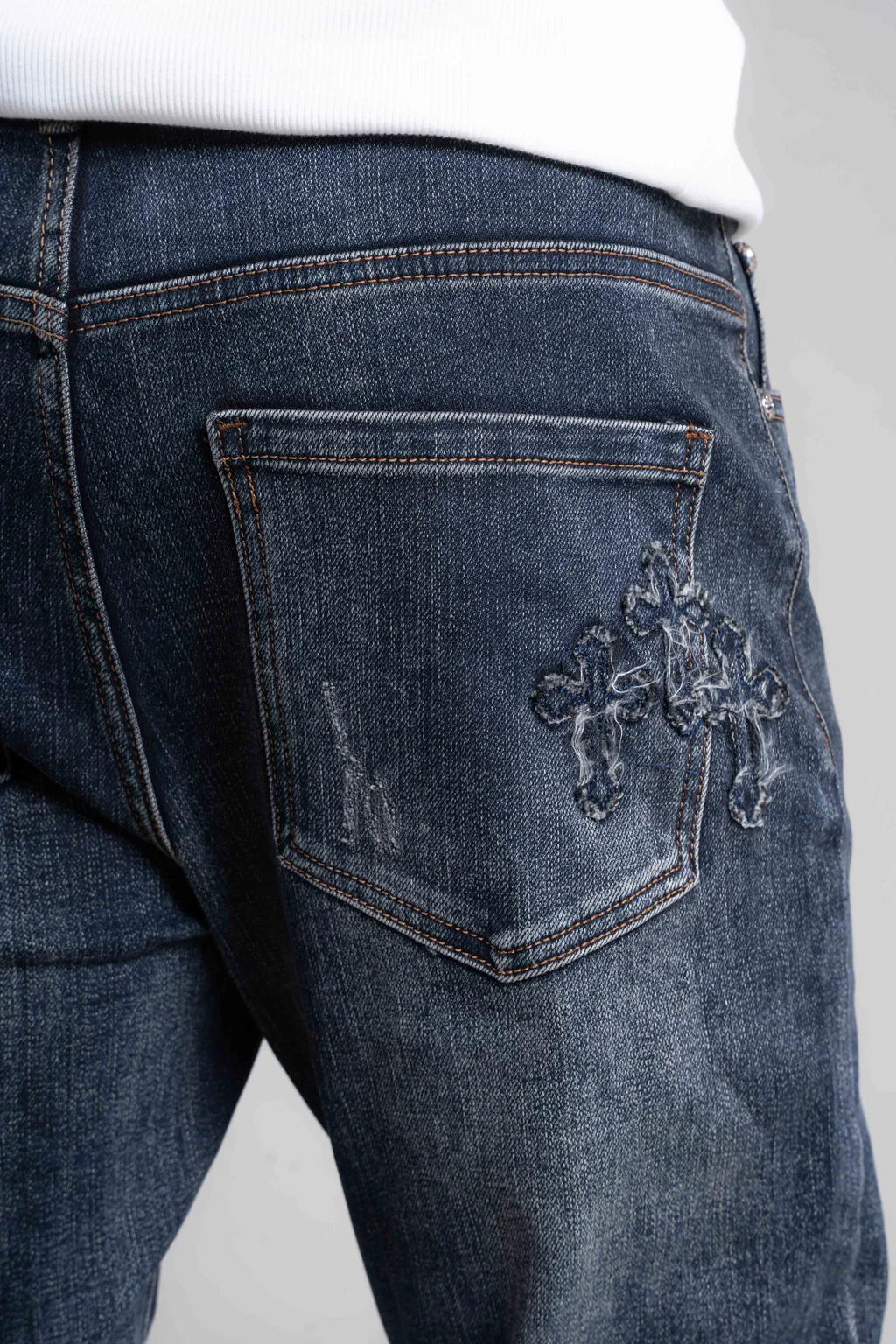 890017 - SLIM FIT CON PARCHE CRUZ 