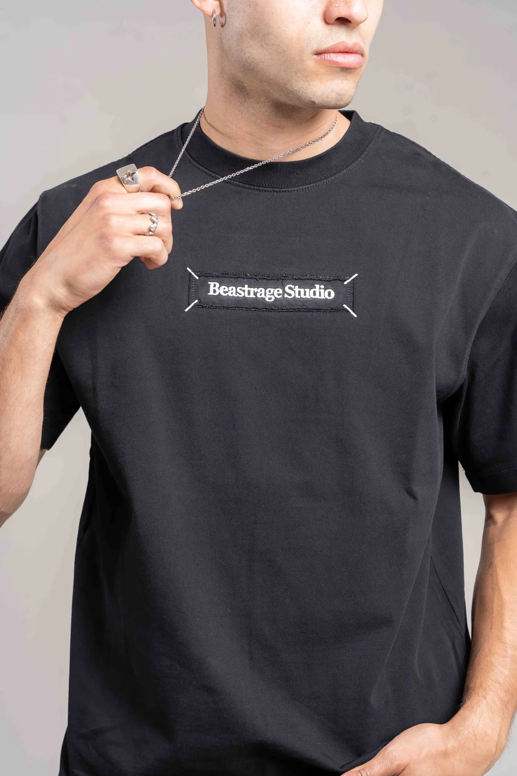 200r  Remera con apliques Bordado