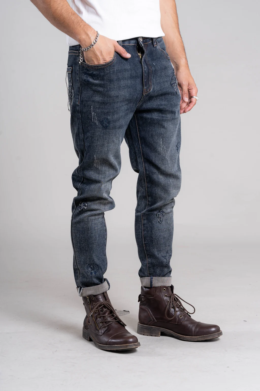 890017 - SLIM FIT CON PARCHE CRUZ 